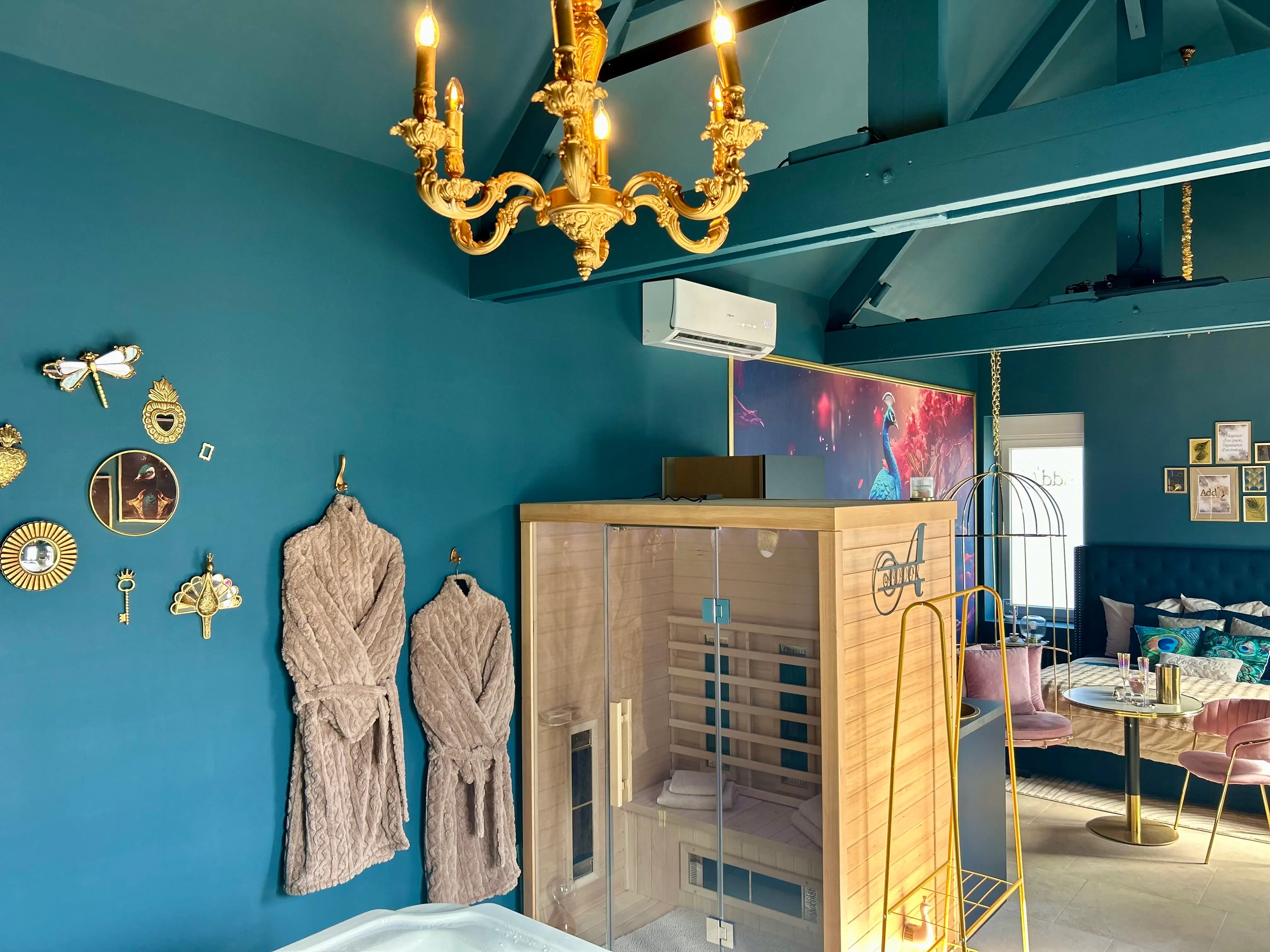 Espace relaxation complet avec spa et sauna privatif